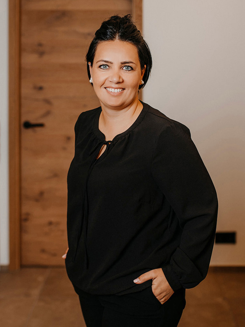 FriedrichsonBestattungen_Portrait_ChristineTeuerfelhofer_2_black_deer_photography_1600x1080px